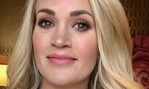 Cantora americana Carrie Underwood lança máscaras com suas iniciais e vira piada no Brasil