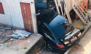 Bêbado, motorista destrói casa e mata cachorro prensado em Manaus