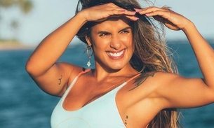 Ex-BBB Carol Peixinho exibe bumbum de fio-dental em cenário paradisíaco