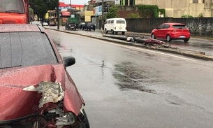 Após arrancar poste, motorista desaparece e abandona carro em avenida de Manaus