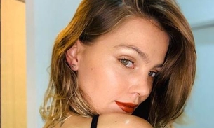 De biquíni, atriz Pâmela Tomé toma sol dentro de casa e exibe corpo sarado