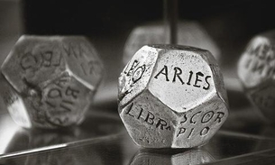 Pesquisa revela que 30% das pessoas perguntam o signo do pretendente antes de engatar romance