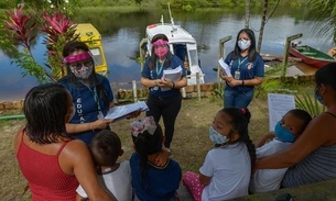 Com aulas suspensas, alunos de área ribeirinha recebem material didático impresso em Manaus