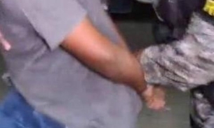 Com armas e mais de R$ 2,5 mil, homem é preso com carro roubado em Manaus