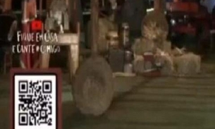 Cantor vira meme ao ser levado embora durante show: 'oi live, tchau live'