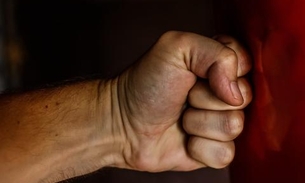 Em Manaus, homem dá surra e tenta matar a própria mãe dentro de casa