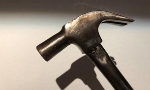 Filho tenta matar mãe a marteladas após ela se recusar a pagar conta em motel em Manaus