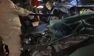 Acidente chocante faz mulher ficar presa nas ferragens de carro em Manaus 