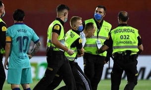 Mesmo sem torcida, homem invade o campo em goleada do Barcelona sobre o Mallorca