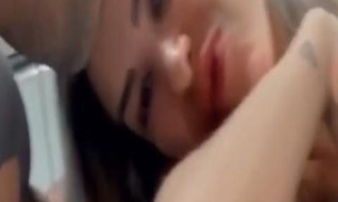 Leo Santana e Lorena Improta aparecem aos beijos em vídeo após reconciliação 