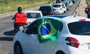 Com bandeiras do Brasil, apoiadores de Bolsonaro iniciam carreata em Manaus