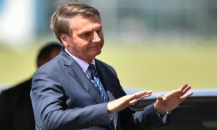 Bolsonaro 'ignora' apoiadores no Palácio da Alvorada em dia de prisão de Queiroz 