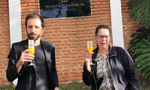 Filha de Olavo de Carvalho toma suco de laranja em frente a casa onde Queiroz foi preso