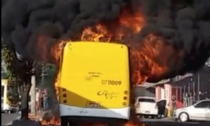 Ônibus é consumido por fogo em plena avenida de Manaus