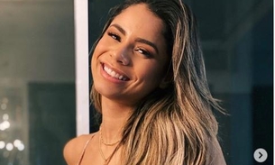 Lexa exibe seios fartos com maiô decotado em dia de sol