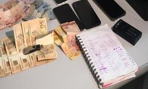 Celulares, dinheiro e caderno de anotações são apreendidos em casa de prostituição em Manaus 