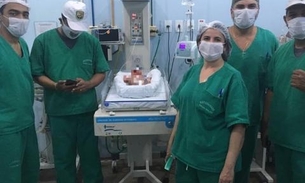 Internada, recém-nascida encontrada na AM-070 recebe visita de PMs em Manaus