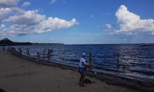 Em Manaus, banhistas ignoram proibição de acesso e lotam praia da Ponta Negra 