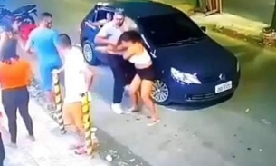 Vídeo: Homem 'surta' e agride aos socos mulheres em rua de Manaus