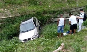 Carro despenca em igarapé e deixa motorista ferido em Manaus
