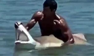 Homem domina tubarão com as próprias mãos em praia; Veja vídeo