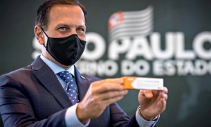 Governador de São Paulo, João Doria, com amostra da CoronaVac. Foto: Zanone Fraissati/Folhapress