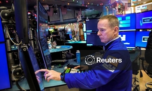 Wall Street tem desempenho misto com Microsoft pesando e dados em foco