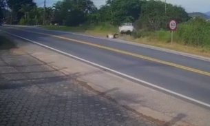 Após briga, casal pula de carro em movimento e veículo despenca em ribanceira; vídeo