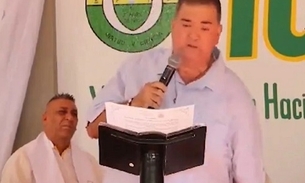 Prefeito fica sem as calças durante discurso; vídeo