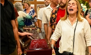 Cissa Guimarães carrega caixão do ex-marido, Paulo César Pereio