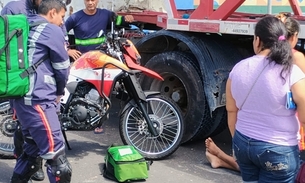 Homem vai parar debaixo de caminhão durante acidente entre motos no Coroado