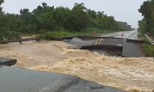 Ponte desabou por conta da forte chuva. Até o momento, 13 pessoas morreram e 21 seguem desaparecidos. Foto: Reprodução