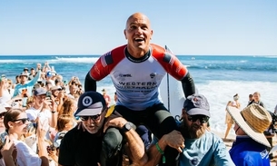 Kelly Slater é carregado após a eliminação em Margaret River. Foto: Divulgação/ WSL