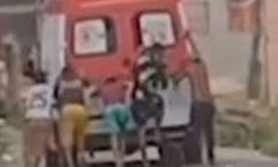 Ambulância sofre pane após atravessar igarapé para buscar idoso em Manaus