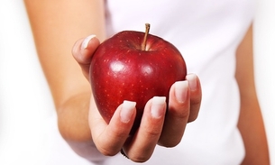 Comer uma maçã por dia previne 5 tipos de câncer; veja mais benefícios