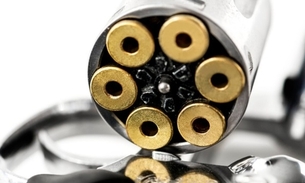 Armas e drogas foram apreendidas - Foto: Freepik Ilustrativa