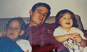 Michel Nisenbaum, brasileiro-israelense sequestrado pelo Hamas, ao lado das duas filhas, quando ainda eram pequenas - Arquivo Pessoal