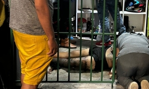 Mãe chora sobre filho assassinado brutalmente - Foto: Jander Robson / Portal do Holanda