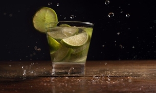 Foto: Ilustrativa Pixabay / a popular caipirinha leva cachaça em seu preparo