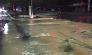 Vazamento deixa avenida alagada e moradores sem água em Manaus; vídeo