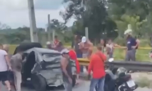 Carro fica destruído em acidente com micro-ônibus na Avenida das Flores; vídeo