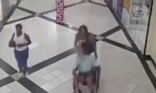 Vídeos mostram mulher passeando com idoso morto em shopping antes de levá-lo a banco