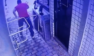 Vídeo mostra homem fugindo após decapitar funcionário de hospital