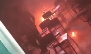 Sala de aula de escola em Manaus pega fogo e deixa alunos desesperados; vídeo