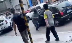 Homem ataca a socos motorista durante briga de trânsito em Manaus; vídeo