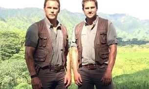 Chris Pratt e Tony McFarr no set de 'Jurassic World' — Foto: Divulgação 