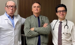 Bolsonaro posa ao lado de seus médicos ao ter alta hospitalar / Foto: Reprodução/X @jairbolsonaro