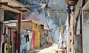 Incêndio que deixou cinco mortos na Zona Oeste do Recife atingiu 20 casas, segundo a Defesa Civil — Foto: Reprodução/WhatsApp