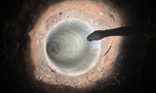 Polícia Civil e Corpo de Bombeiros retiraram tonel com corpo de mulher concretado no fundo do poço em São Gonçalo — Foto: Reprodução