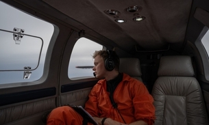 A foto anexada mostra um tripulante monitorando o mar a partir da cabine / Foto: Reprodução/X Sea-Watch